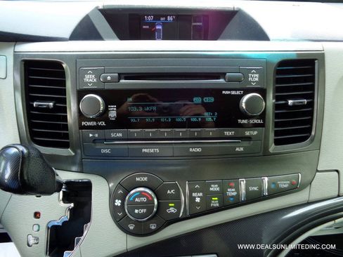 Used 2013 Toyota Sienna SE FWD image 10