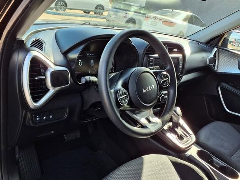 Used 2023 Kia Soul LX image 10
