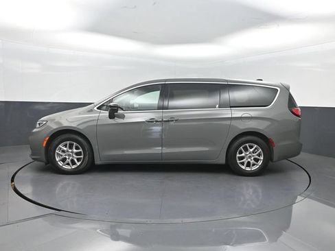 Used 2025 Chrysler Pacifica Select FWD image 2
