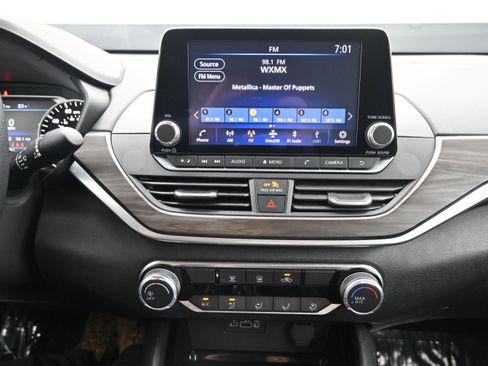 Used 2024 Nissan Altima 2.5 SV FWD image 15