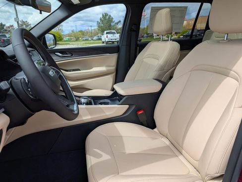 New 2026 Jeep Grand Cherokee L Limited w/ Limited Altitude Package AWD/4WD image 18