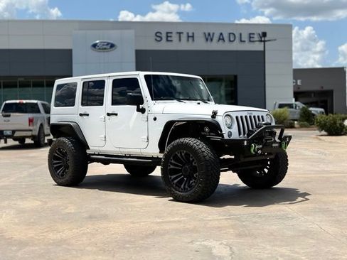 Used 2018 Jeep Wrangler Unlimited Sahara w/ Connectivity Group AWD/4WD image 1