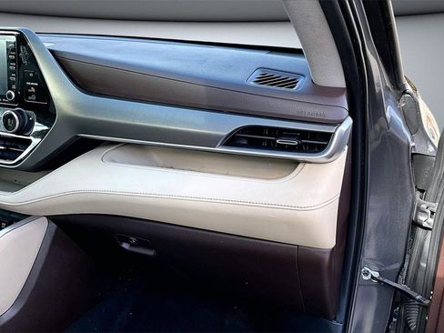 Used 2021 Toyota Highlander XLE image 26