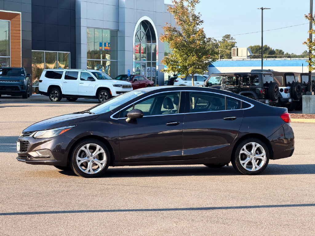 Used 2017 Chevrolet Cruze Premier FWD image 4
