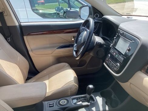 Used 2015 Mitsubishi Outlander SE AWD/4WD image 17