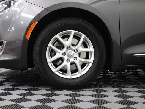 Used 2020 Chrysler Pacifica Touring-L FWD image 5