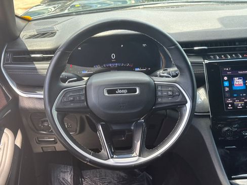 Used 2022 Jeep Grand Cherokee Altitude AWD/4WD image 16