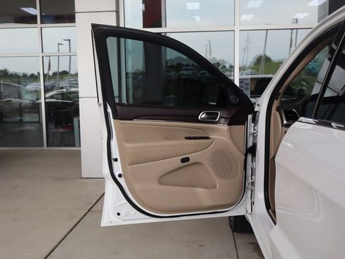 Used 2018 Jeep Grand Cherokee Overland AWD/4WD image 13