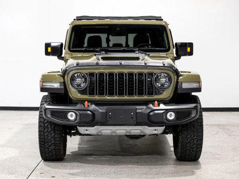 Used 2025 Jeep Gladiator Mojave w/ Convenience Group AWD/4WD image 3