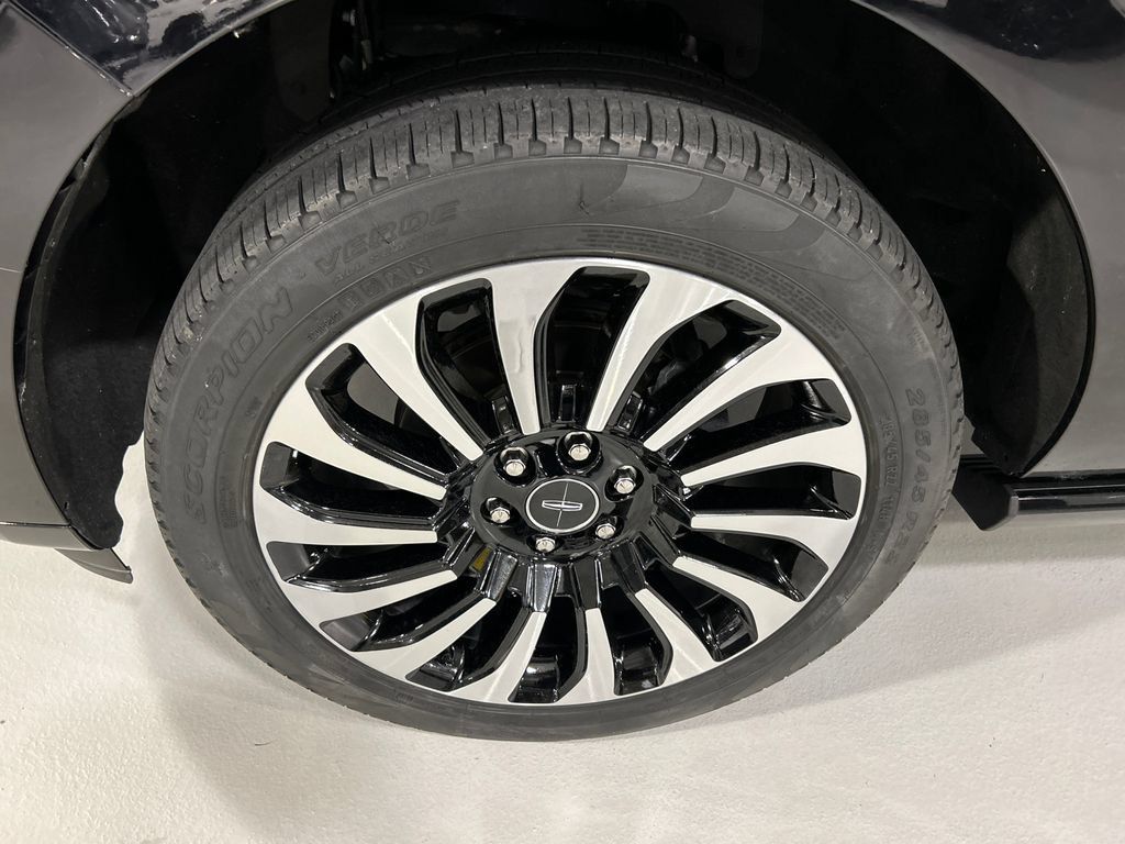 Used 2022 Lincoln Navigator L Black Label AWD/4WD image 8