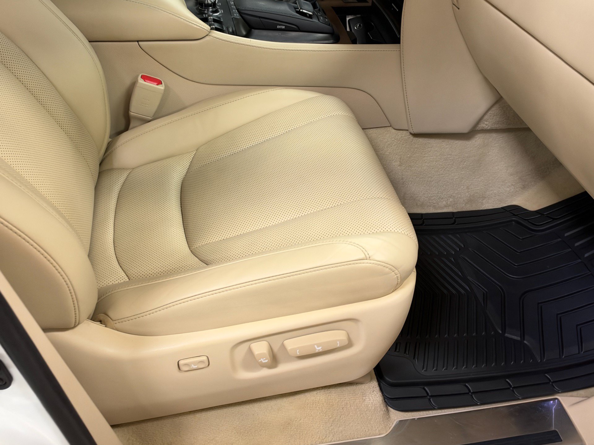Used 2018 Lexus LX 570 4WD w/ Luxury Package image 26