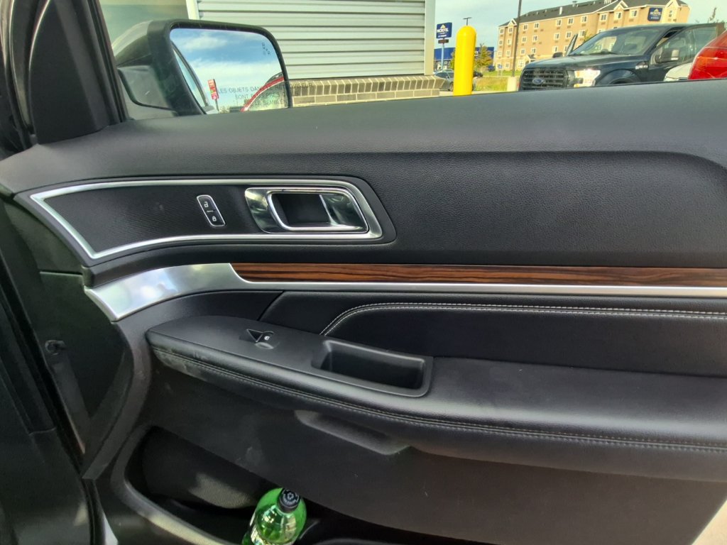 Used 2017 Ford Explorer Limited w/ Equipment Group 301A AWD/4WD image 14