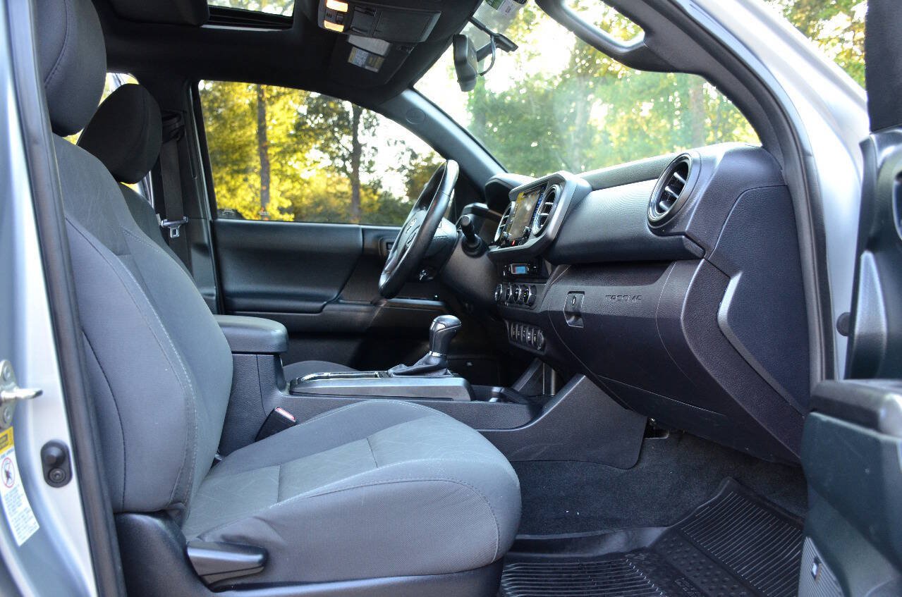 Used 2017 Toyota Tacoma TRD Sport AWD/4WD image 12