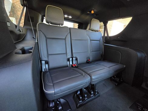 Used 2023 GMC Yukon XL SLT AWD/4WD image 16