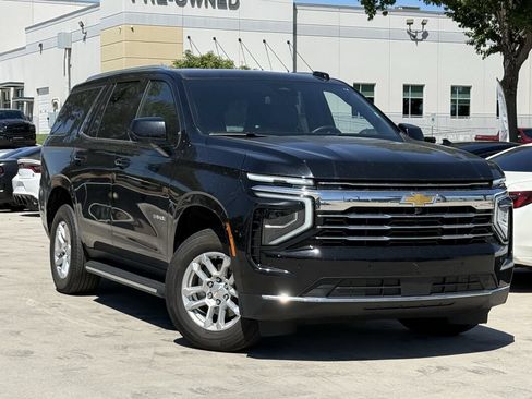 Used 2025 Chevrolet Tahoe LT RWD image 2