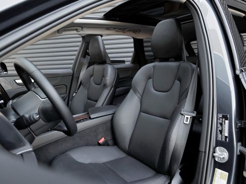 Used 2024 Volvo XC60 T8 Plus w/ Climate Package image 5