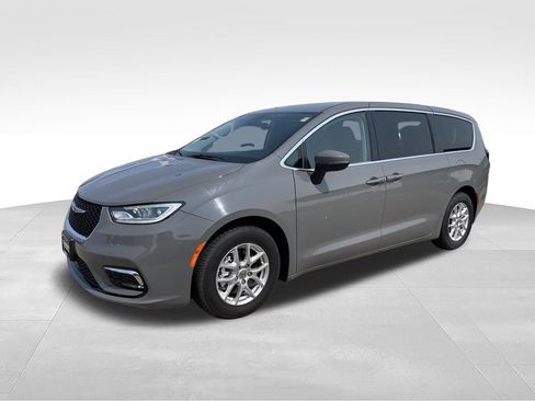 Used 2023 Chrysler Pacifica Touring-L FWD image 5