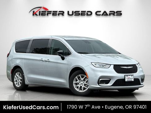 Used 2024 Chrysler Pacifica Touring-L FWD image 1