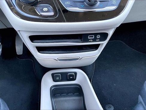 Used 2018 Chrysler Pacifica Touring-L image 12