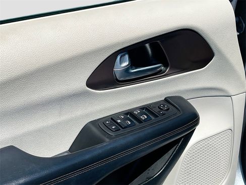 Used 2018 Chrysler Pacifica Touring-L image 17
