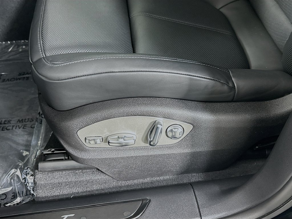 Certified 2026 Porsche Macan Turbo AWD/4WD image 21