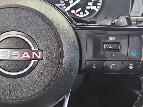 Used 2023 Nissan Pathfinder SL AWD/4WD image 17