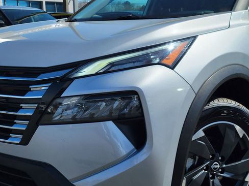 Used 2025 Nissan Rogue SV image 9