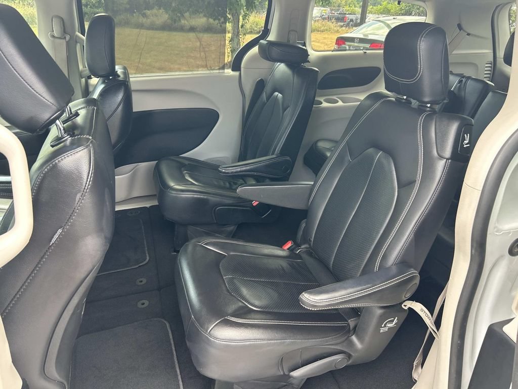 Used 2022 Chrysler Pacifica Touring-L FWD image 26