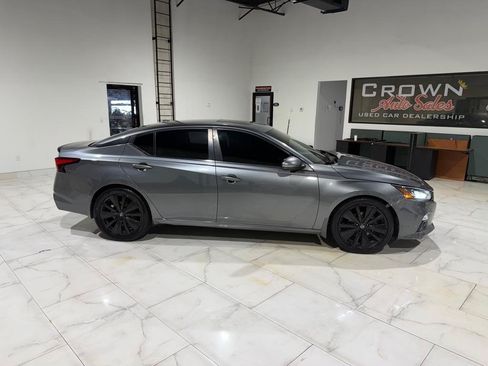 Used 2022 Nissan Altima 2.5 SR w/ Midnight Edition Package FWD image 7