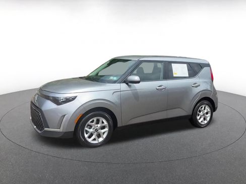 Used 2025 Kia Soul LX w/ LX Technology Package FWD image 7