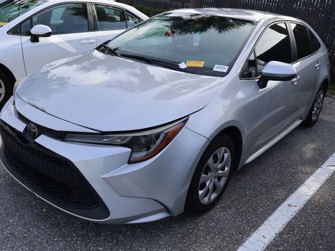 Used 2021 Toyota Corolla LE FWD image 2