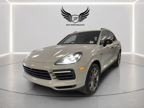 Used 2022 Porsche Cayenne Platinum Edition w/ Premium Package Plus AWD/4WD image 3