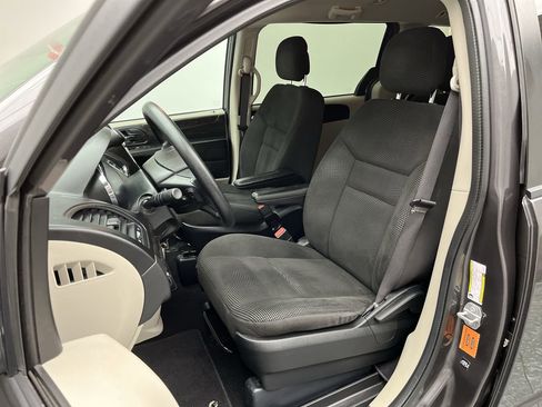 Used 2020 Dodge Grand Caravan SE w/ UConnect Hands-Free Group FWD image 9