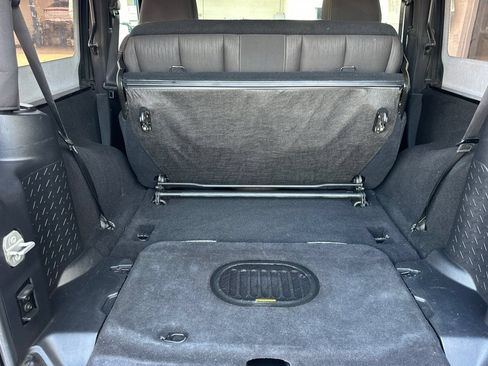 Used 2016 Jeep Wrangler Rubicon w/ Power Convenience Group AWD/4WD image 18