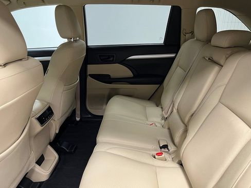 Used 2018 Toyota Highlander Plus w/ Carpet Mat Package (TMS) AWD/4WD image 46