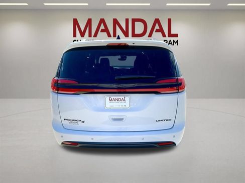 Used 2025 Chrysler Pacifica Limited FWD image 7