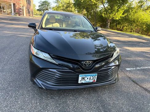 Used 2019 Toyota Camry XLE FWD image 9