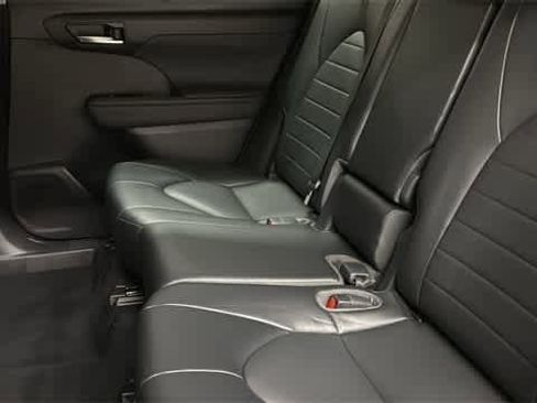 Used 2022 Toyota Highlander XLE image 29