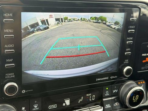 Used 2022 Toyota Highlander XLE FWD image 16