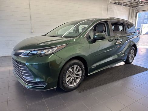Certified 2021 Toyota Sienna LE image 4