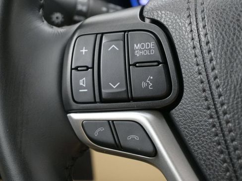 Used 2019 Toyota Highlander XLE FWD image 5