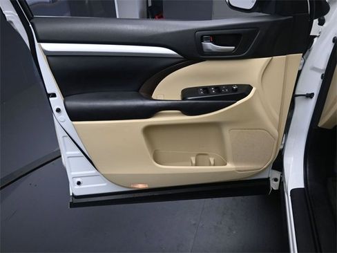Used 2017 Toyota Highlander XLE image 25