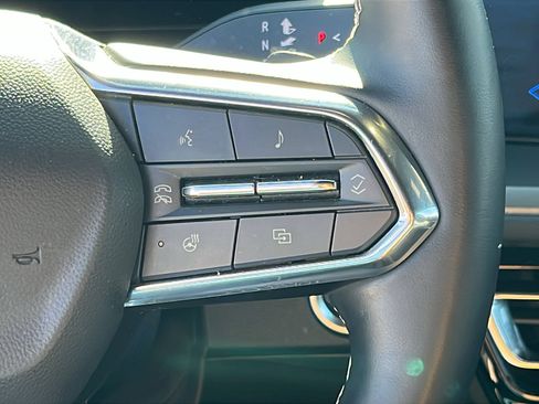 Used 2025 Chevrolet Traverse LT image 18