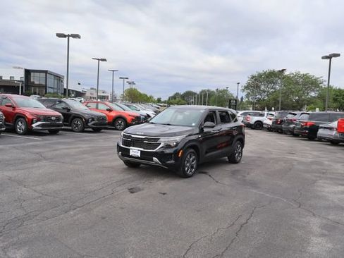 Used 2024 Kia Seltos LX AWD/4WD image 3