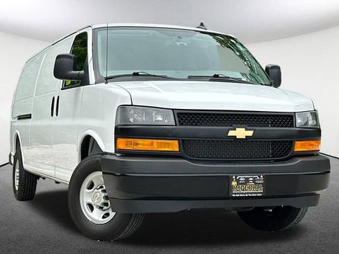 Used 2025 Chevrolet Express 3500 Extended w/ Driver Convenience Package RWD image 2
