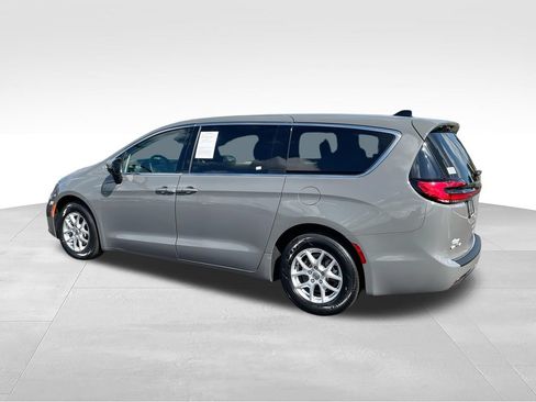 Used 2023 Chrysler Pacifica Touring-L FWD image 6