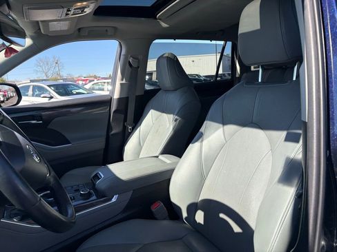 Used 2023 Toyota Highlander Limited AWD/4WD image 4