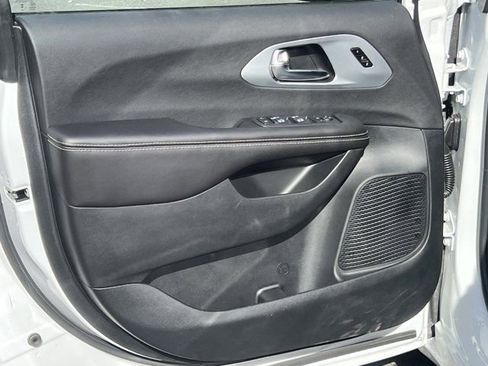 New 2026 Chrysler Pacifica Limited image 11