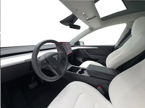Used 2024 Tesla Model Y 2WD image 19