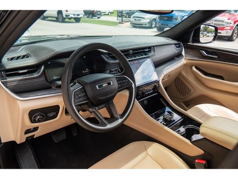 Used 2023 Jeep Grand Cherokee L Limited AWD/4WD image 12